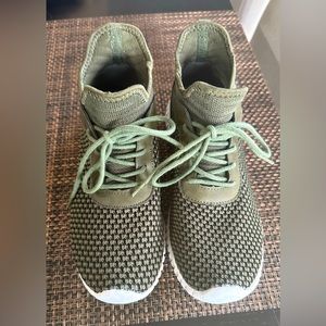 Army Green lightweight pull on sneaks 6.5
